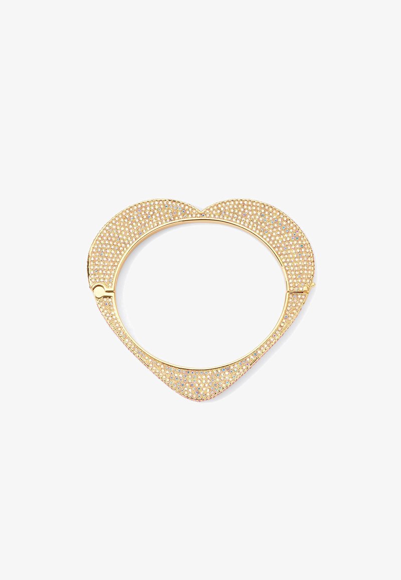 Złota bransoletka w kształcie serca ozdobiona małymi, kolorowymi cyrkoniami; gładka metaliczna faktura z bezpiecznym zapięciem po boku.