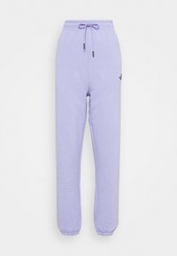 Světle fialové tepláky na stahování se elastickými manžetami a malým černým logem na horním stehnu na bílém pozadí.