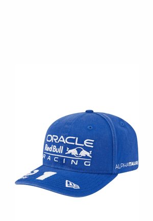 Blaue Mütze aus Stoff mit einem gebogenen Schirm. Verziert mit weißen gestickten Logos: "Oracle," "Red Bull Racing," und "AlphaTauri."