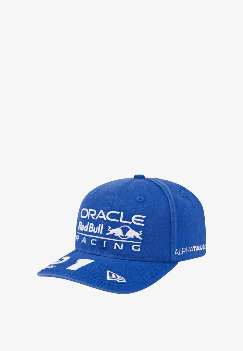 Blaue Mütze aus Stoff mit einem gebogenen Schirm. Verziert mit weißen gestickten Logos: "Oracle," "Red Bull Racing," und "AlphaTauri."