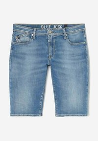 Shorts en denim bleu avec une teinte délavée, cinq poches et une fermeture éclair. La taille présente une étiquette noire avec "BLUE JOGG."