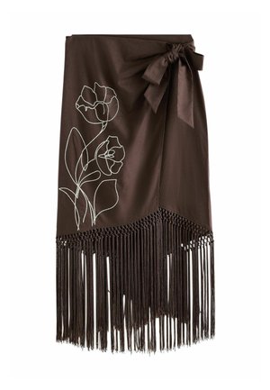 Dunkelbrauner Wickelrock mit weißer Blumenstickerei, gebundener Schleife an der Taille und langen Fransen am asymmetrischen Saum.