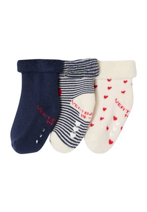 Drei Paar gefaltete Babysocken in Marineblau, Marineblau mit weißen Streifen und Weiß mit roten Herzen, alle mit kleinen Anti-Rutsch-Punkten an den Sohlen.