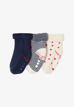 Drei Paar gefaltete Babysocken in Marineblau, Marineblau mit weißen Streifen und Weiß mit roten Herzen, alle mit kleinen Anti-Rutsch-Punkten an den Sohlen.