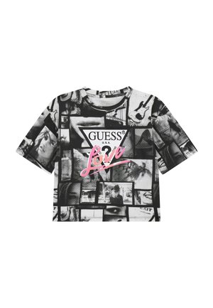 T-shirt coupé présentant un collage photo en noir et blanc, marqué d'un script "Love" rose et d'un logo triangulaire "GUESS". Tissu en coton.
