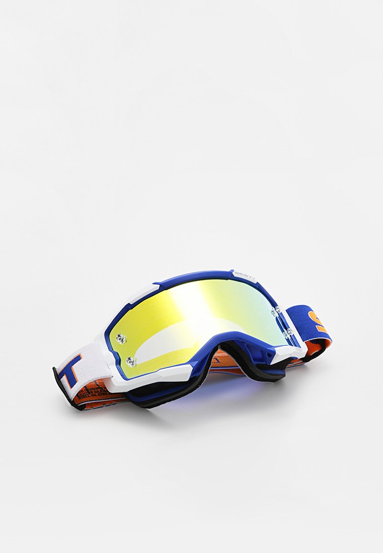 Gafas de natación azules y blancas con lentes amarillos espejados, un marco flexible y una correa ajustable con acentos naranjas.