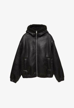 Czarna skórzana kurtka z kapturem, z puszystą czarną podszewką, z przodu na zamek, dwiema kieszeniami po bokach oraz prążkowanymi mankietami i dolnym wykończeniem. Gładka tekstura.