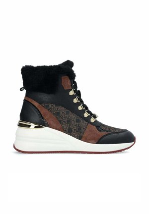 Zapatillas altas negras y marrones con cuello de piel, diseño de cordones, detalles de hardware dorado y lados texturizados en una suela cuña blanca.