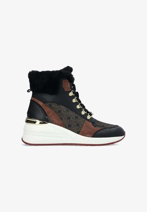 Sneaker alte nere e marroni con collo in pelliccia, design con lacci, accenti in metallo dorato e lati con motivi testurizzati su una suola bianca a zeppa.
