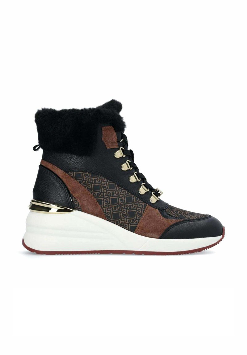 Zapatillas altas negras y marrones con cuello de piel, diseño de cordones, detalles de hardware dorado y lados texturizados en una suela cuña blanca.