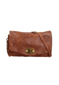 Clutch bag in pelle marrone con una texture morbida, design pieghevole, hardware in ottone e tracolla regolabile. Presenta una chiusura a bottone e rivetti decorativi.