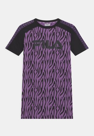 T-shirt FILA imprimé zèbre violet et noir avec manches noires et rayures à motifs sur les épaules et les manches.