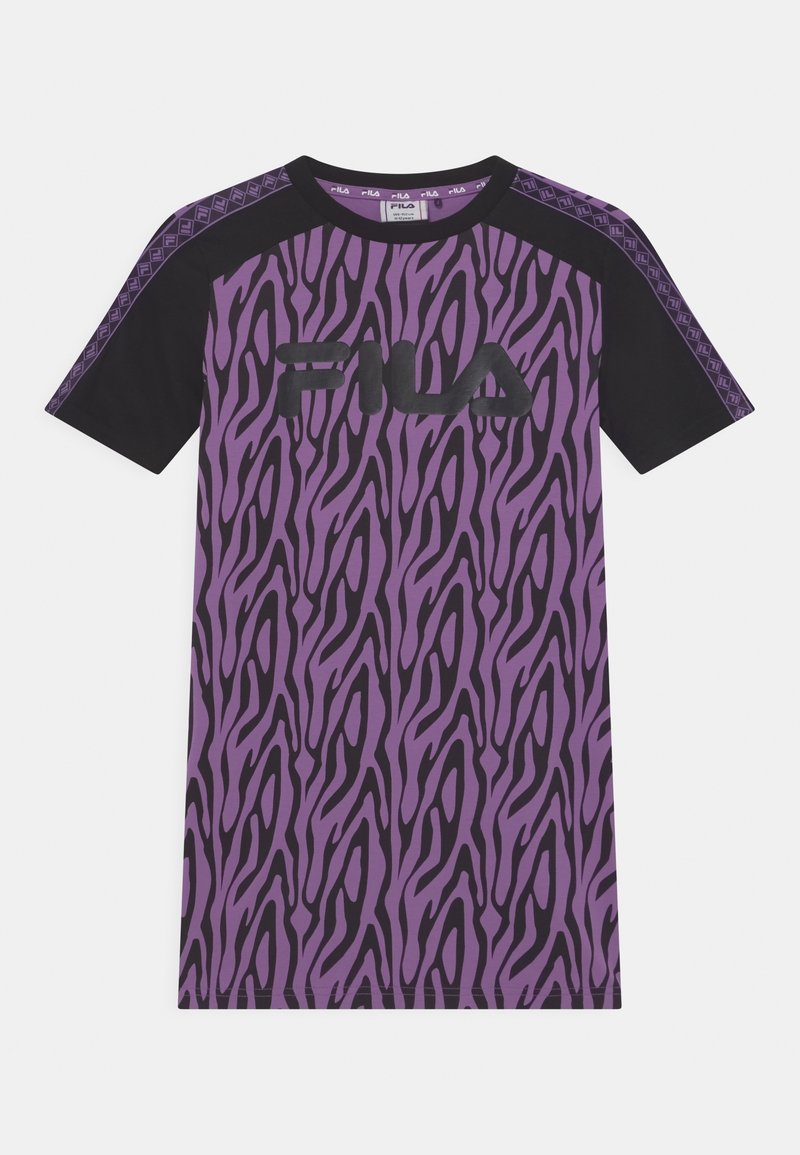 T-shirt FILA imprimé zèbre violet et noir avec manches noires et rayures à motifs sur les épaules et les manches.