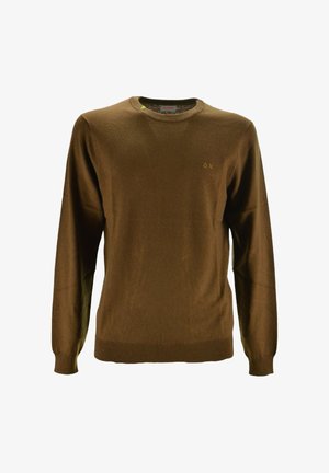 Maglione marrone a maniche lunghe con scollo rotondo, dotato di piccolo logo ricamato sul lato sinistro del petto, polsini e orlo a coste.