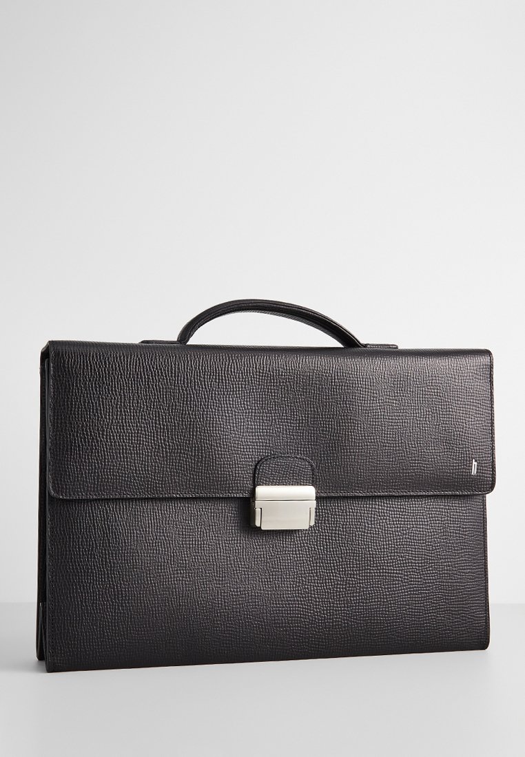 Zwarte leren aktetas met een gestructureerde oppervlakte, rechthoekige vorm, handvat aan de bovenkant en een zilveren sluiting. Geen extra versieringen.