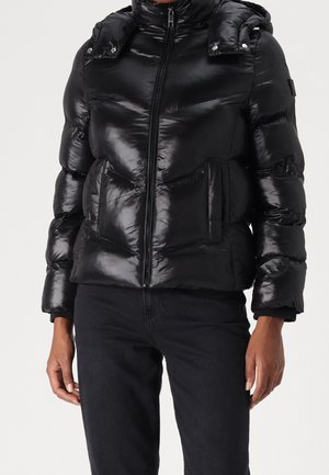 Czarna, błyszcząca kurtka puchowa z przednim zamkiem błyskawicznym, dwoma bocznymi kieszeniami, długimi rękawami i odpinanym kapturem, noszona z czarnymi spodniami.