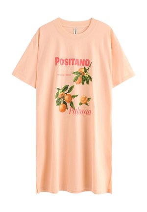 Camiseta extragrande de color durazno con gráfico de fruta naranja y hojas verdes, texto "Positano", "Refrescante y delicioso" y "Paloma" en el frente.