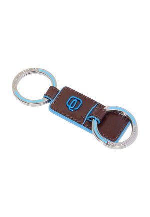Llavero de cuero marrón con bordes azules y dos anillas metálicas plateadas, con un logo azul en relieve en la pieza central de cuero.