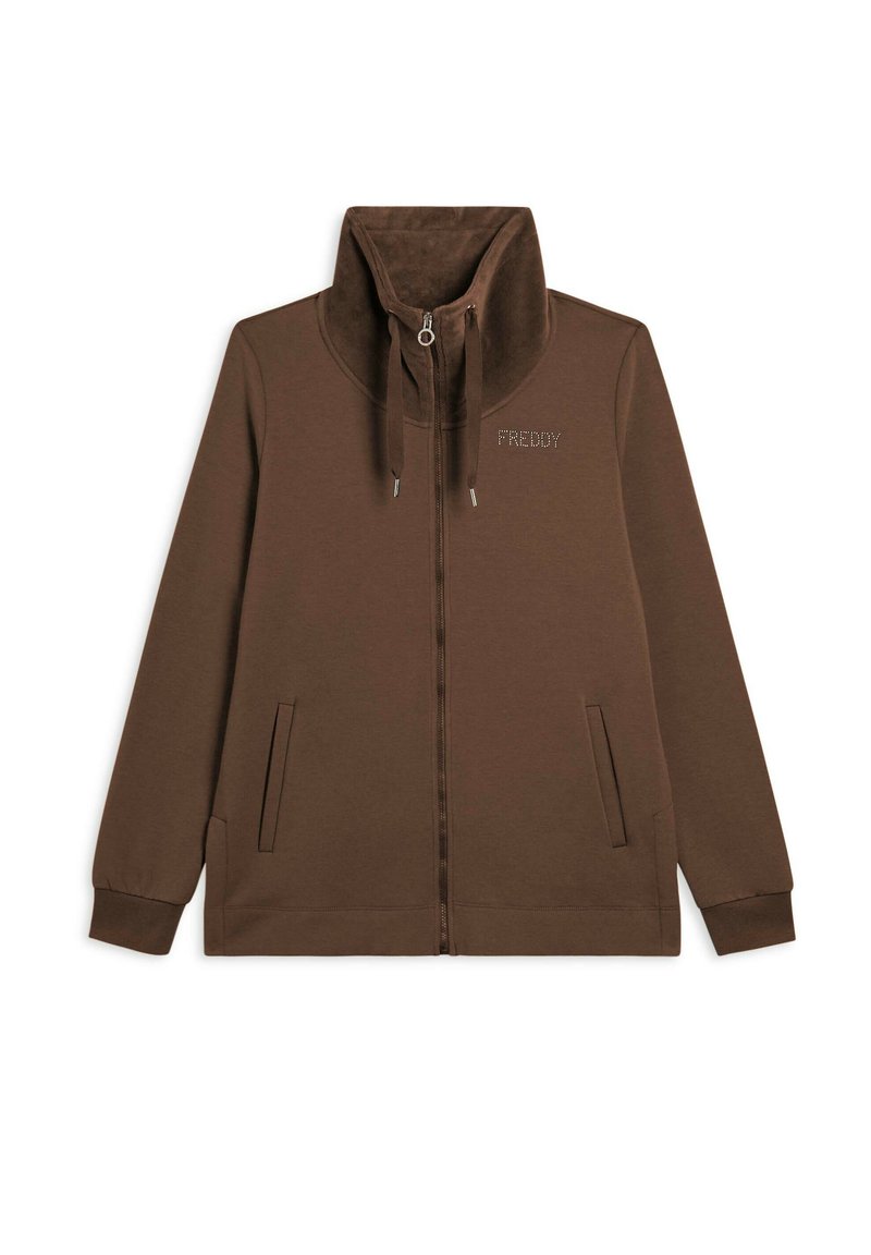 Felpa zip con collo alto di colore marrone, caratterizzata da una texture morbida, due tasche frontali e un logo discreto sul petto.