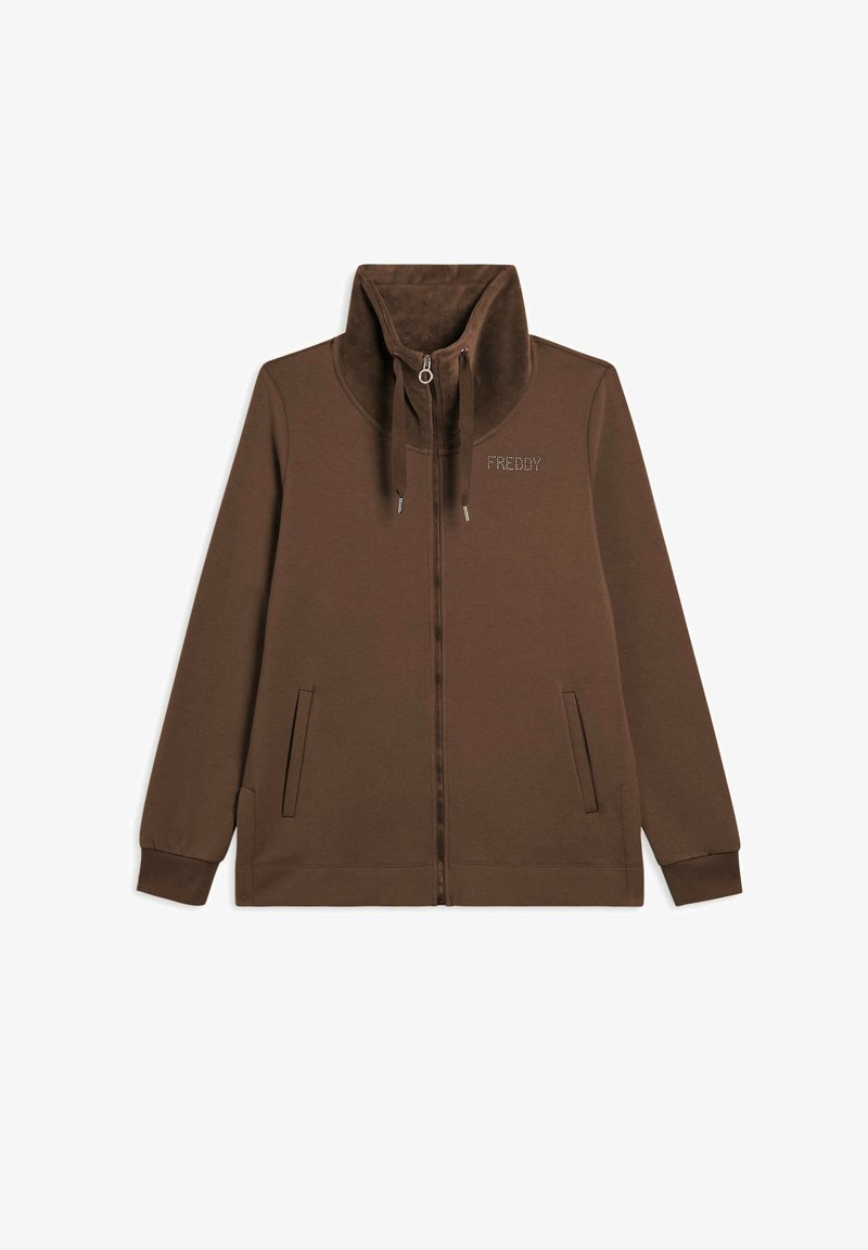 Sweatshirt zippé marron avec un col haut, présentant une texture douce, deux poches avant et un logo subtil sur la poitrine.