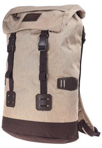 Beżowy plecak materiałowy z zamknięciem typu roll-top, brązowymi akcentami i plastikowymi klamrami. Posiada regulowane ramiączka i fakturowaną powierzchnię.