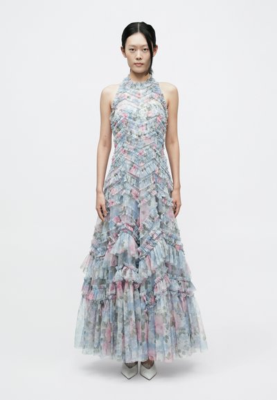 Ein Neckholderkleid aus hellblauem Tüll mit geschichteten Rüschen, versehen mit Blumenmustern in Pink und Grün. Der Saum ist breit und fließend.