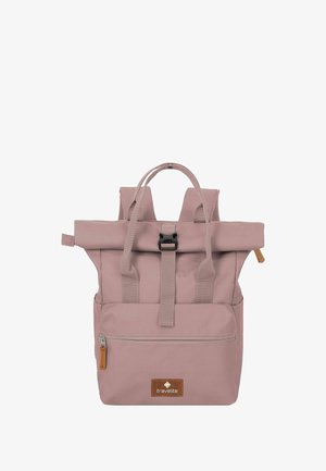 Rosa Rolltop-Rucksack mit verstellbaren Trägern, einer Frontreißverschlusstasche und einem braunen Lederanhänger. Hergestellt aus robustem Stoff mit glatter Textur.
