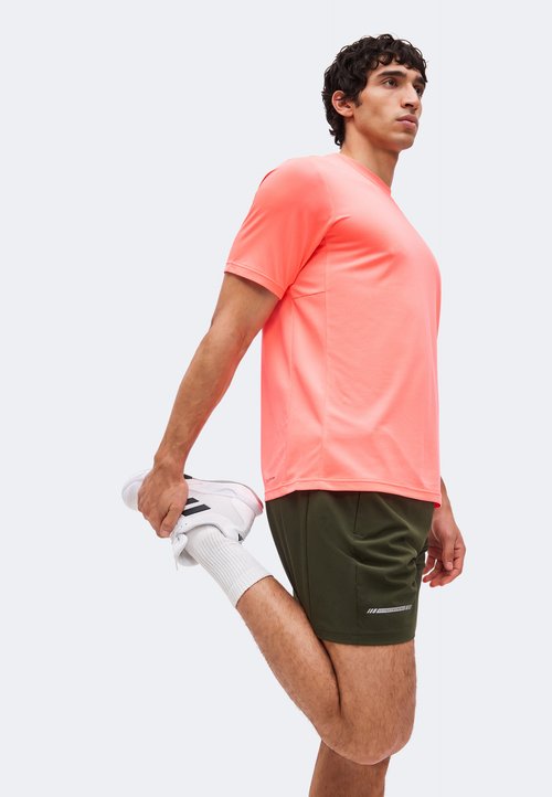 adidas WORKOUT ESSENTIALS BASE - Sports T-shirt - solar turbo — foto 4