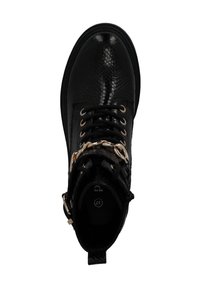 Bota de cuero negra hasta el tobillo con un acabado texturizado, acentos en dorado, punta redonda y diseño de cordones. Talla 37 marcada en el interior.