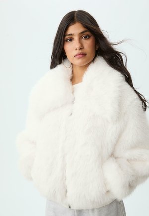 Witte nepbont jas met een brede kraag, knoopsluiting en oversized mouwen, met een zachte, pluizige textuur overal.
