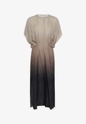 Maxi jurk in een verloop van licht taupe naar donkergrijs. Zacht, vallend materiaal met korte vleermuismouwen en een keyhole-detail op de rug.