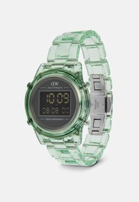 Reloj digital verde translúcido con una esfera cuadrada, acentos de acero inoxidable y una pulsera de plástico segmentada. Muestra la hora y la fecha.