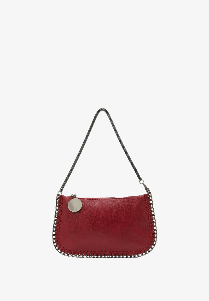 Rød læderhåndtaske med lynlåslukning, forsynet med kantdetaljer i sølvfarvet kæde og et aftageligt metalvedhæng. Justerbar skulderrem.