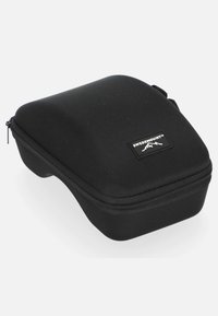 Czarna twarda etui na zamek błyskawiczny o lekko zaokrąglonym kształcie, wykonana z teksturowanej tkaniny, wyposażona w naszywkę z logo i boczny uchwyt.