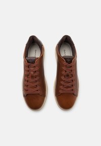 GANT MC JULIEN - Sapatilhas - cognac/dark brown