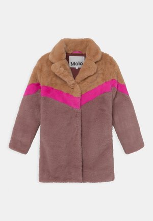 Fuskepelsfrakke med brun overdel, rosa diagonalstribe og mauve nederste halvdel, med bred krave og lange ærmer.