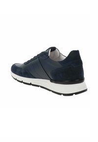 Zapatillas de color azul marino con una combinación de texturas lisas y de ante, que cuentan con una mediasuela blanca y una suela negra. Incluye un diseño de cordones y detalles de costura.