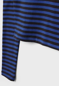 Maglia a maniche lunghe a righe nere e blu con orlo arrotondato, caratterizzata da una texture morbida e da righe orizzontali a contrasto.