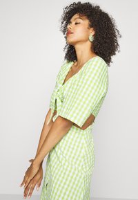 Monki Vestido camiseiro - green