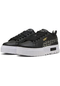 Czarne sneakersy z teksturowaną skórzaną cholewką, białą platformą, czarnymi sznurowadłami i akcentami w panterkę po bokach. Logo Puma na języku.