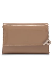 Beige patenten lederen clutch met een gladde afwerking, voorzien van een zilverkleurige ketting en een logoaccent aan de voorkant. Compact rechthoekig van vorm.