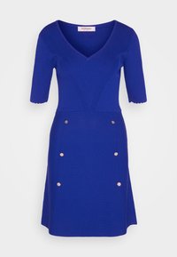 Robe en maille bleue avec col en V, manches mi-longues, taille cintrée et six boutons décoratifs dorés sur le panneau avant de la jupe.