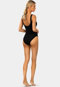 Czarny, prążkowany, jednoczęściowy kostium kąpielowy z głębokim tyłem i szerokimi ramiączkami, charakteryzujący się dopasowanym krojem i gładką teksturą.