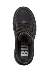 Černá turistická obuv s polstrovaným límcem, texturovanými tkaničkami, gumovou podešví a logem na stélce. Hladká kožená svršek a polstrovaný vnitřek.