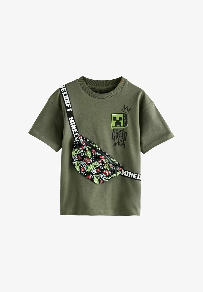 Maglietta Minecraft verde oliva con grafica Creeper e borsa a tracolla nera a tema Minecraft con facce Creeper verdi e tracolla bianca con logo.