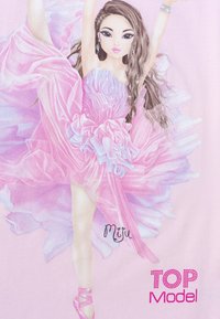 Illustrazione di una ballerina in un vestito rosa con volant e accenti floreali, con lunghi capelli castani e che indossa scarpette da ballo. Include il testo "TOP Model".