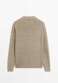 Pull en maille beige à manches longues avec un col haut, présenté à plat montrant le dos sur fond blanc.