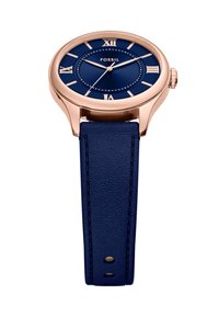 Montre avec un bracelet en cuir bleu et un boîtier rond en or rose, cadran bleu marine, chiffres romains et une couronne sur le côté droit. Présente un bracelet texturé.