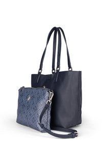 Sac fourre-tout en cuir navy à finition texturée et doubles poignées, accompagné d'une pochette zippée plus petite à motif dans une teinte de bleu plus clair.