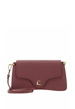 Bolso bandolera pequeño de cuero texturizado en color malva oscuro con herrajes dorados y cierre con solapa que presenta un broche dorado curvado.